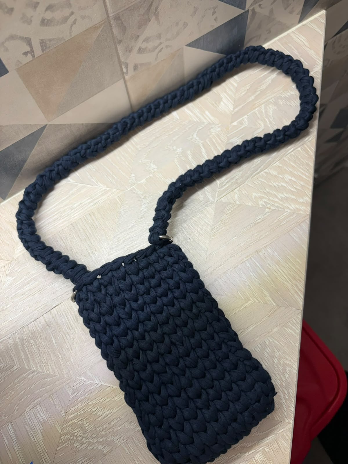 Portatelefono crochet blu notte con tracolla lunga