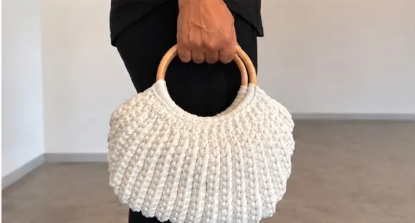 Shell Bag crochet avorio con manici circolari in legno