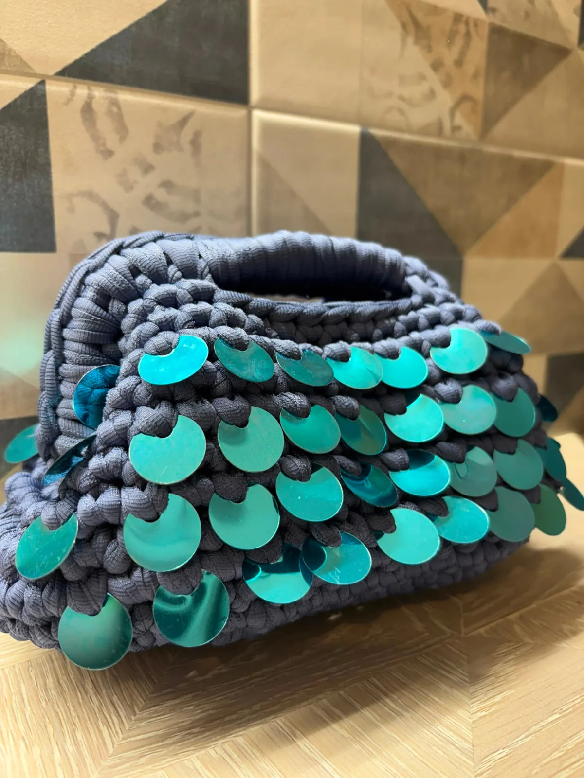 Clutch Bag Olimpia con paillettes piccola, crochet blu notte con paillettes verde ottanio