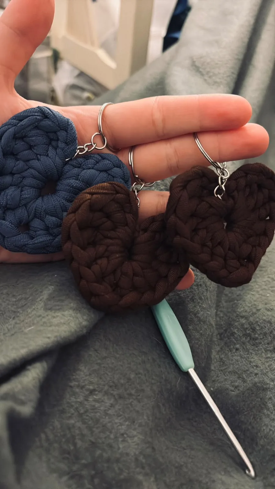 Portachiavi crochet a cuore e fiore fatti a mano