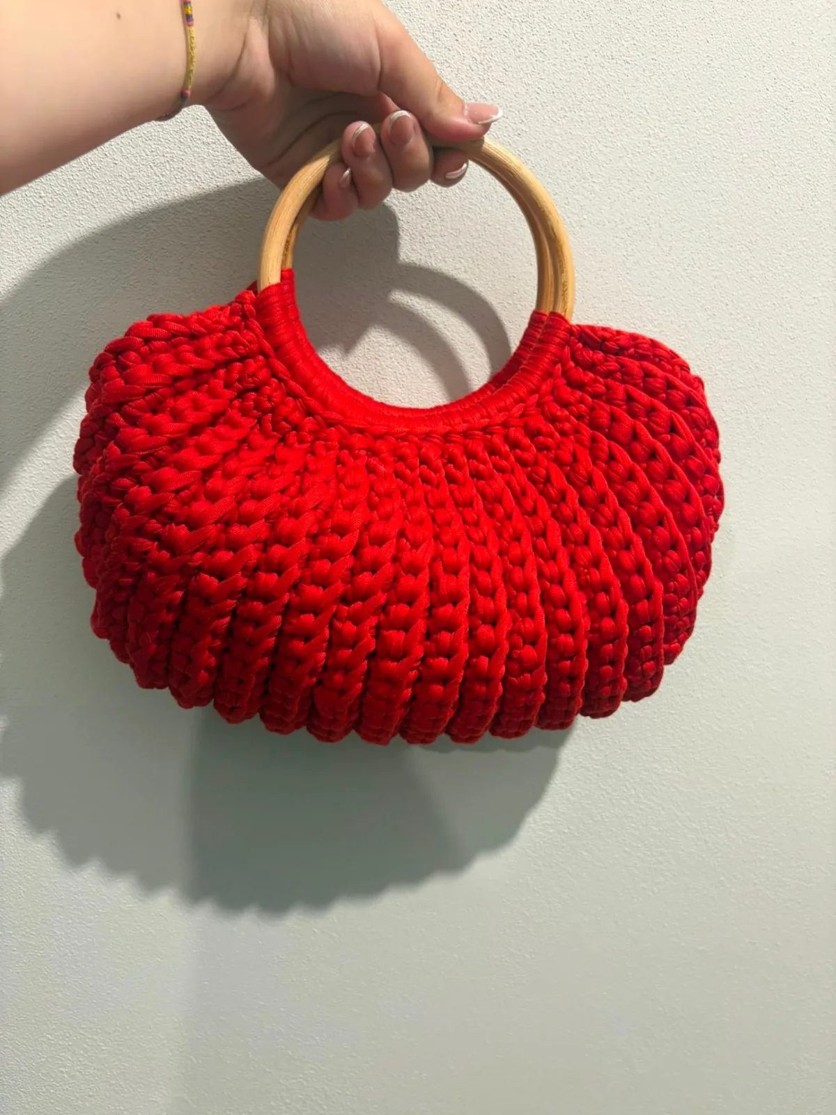 Shell Bag crochet rossa con manici circolari in legno