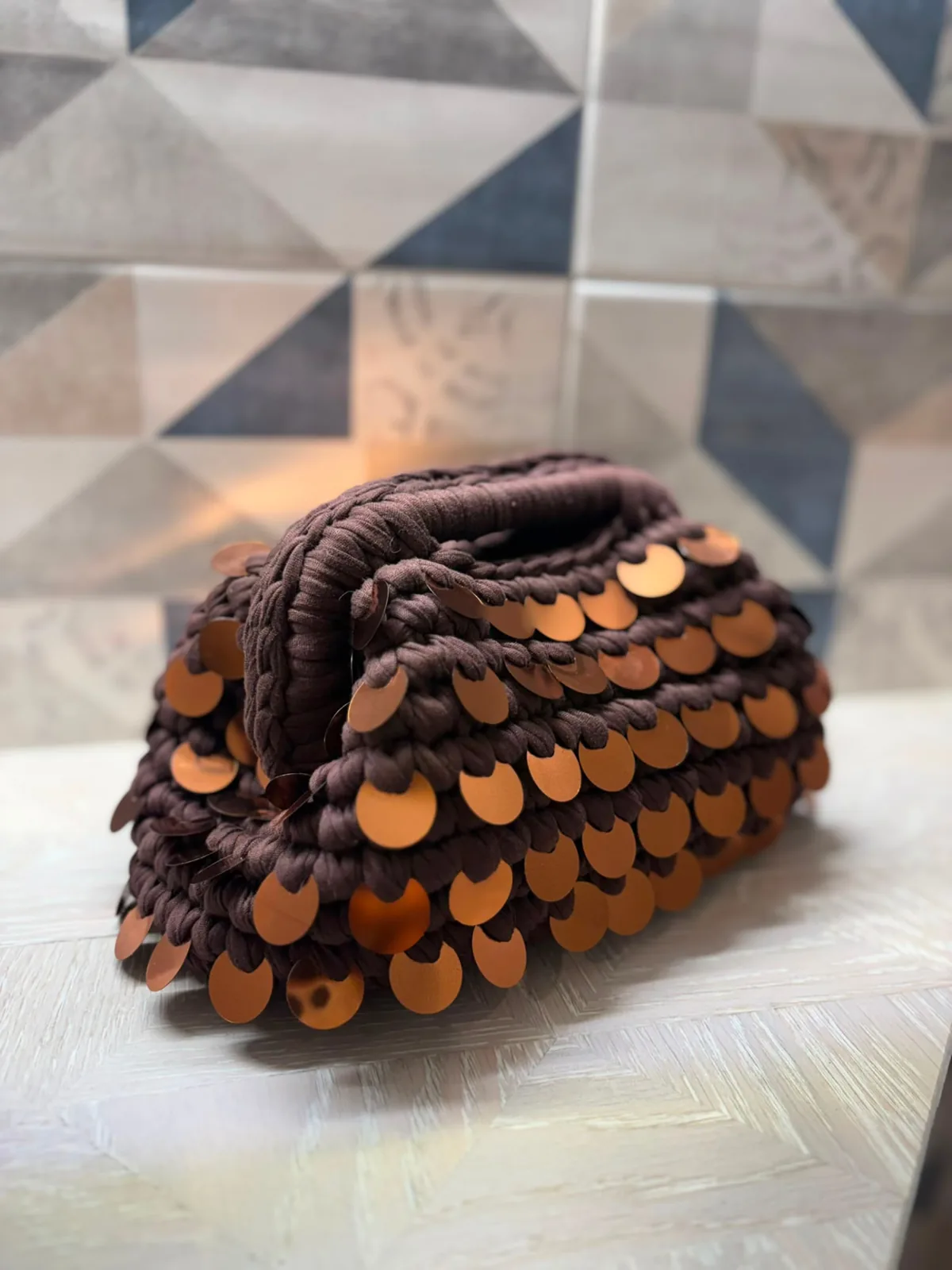 Clutch Bag Olimpia con paillettes media, crochet cioccolato con paillettes bronzo