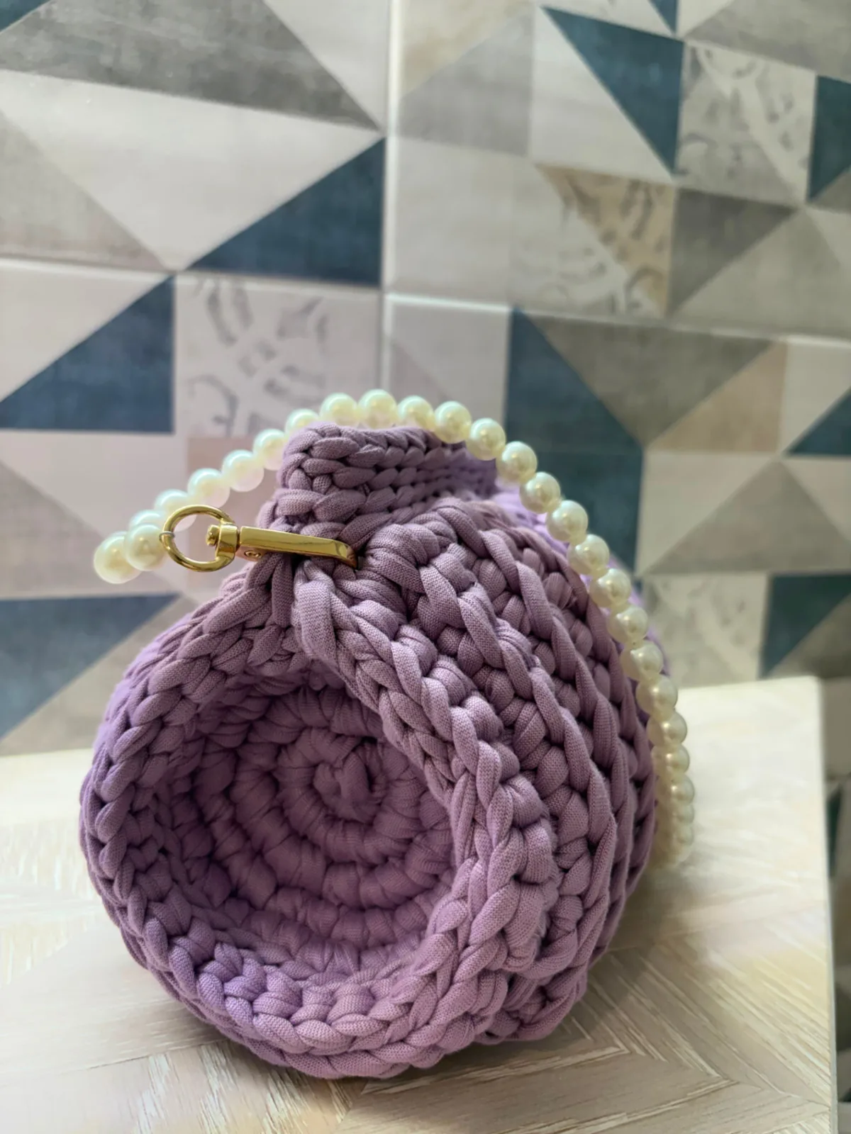 Dettaglio del manico di perle della borsa KELLY