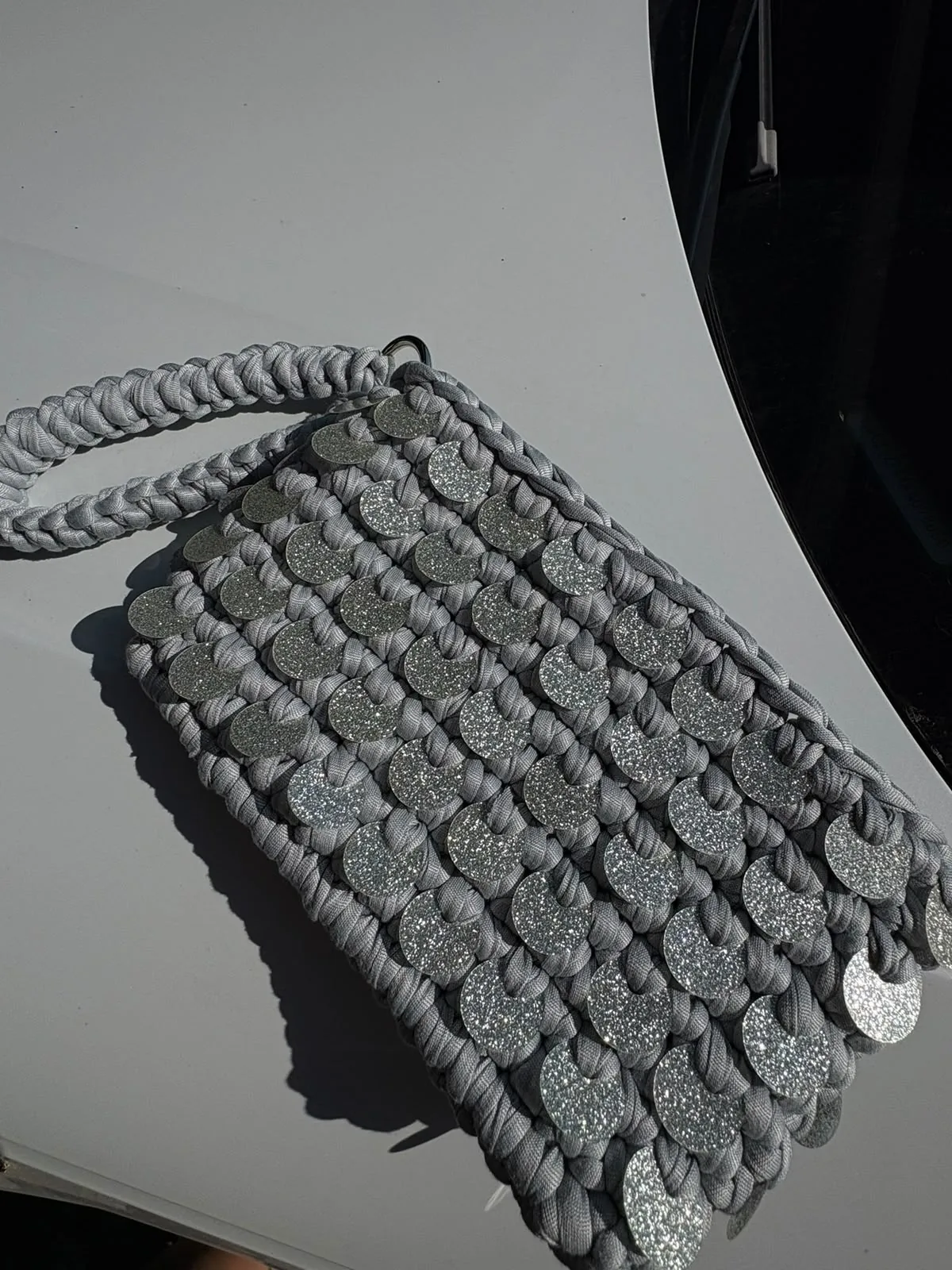 Pochette crochet con paillettes argento e tracolla intrecciata